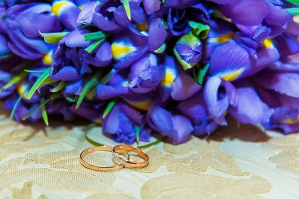 Dois Anéis Casamento Vintage Ouro Com Diamantes Noiva Noivo — Fotografia de Stock