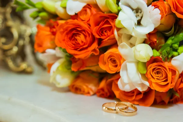 Ehering Zwei Goldene Jahrgangsringe Und Ein Brautstrauß Aus Orangen Rosen — Stockfoto