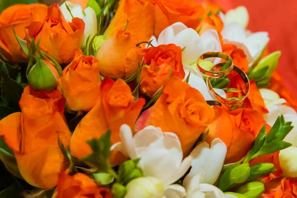 Vigselringen Två Guld Vintage Ringar Och Brudens Bukett Orangea Rosor — Stockfoto