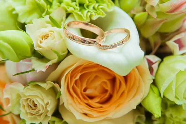 Trouwring Twee Gouden Ringen Met Diamanten Bruid Bruidegom Een Boeket — Stockfoto