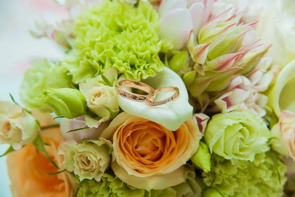 Anello Nuziale Due Anelli Oro Con Diamanti Sposa Sposo Mazzo — Foto Stock