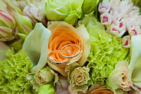 Anillo Boda Dos Anillos Oro Con Diamantes Novia Novio Ramo — Foto de Stock