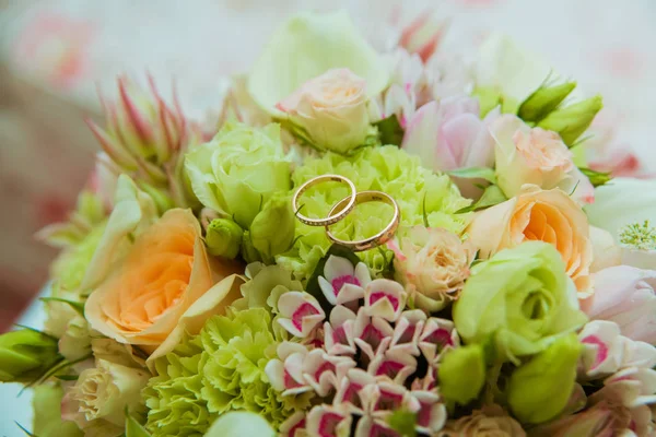 结婚戒指两枚金戒指 配有钻石新娘新郎和一束精致的花朵 — 图库照片