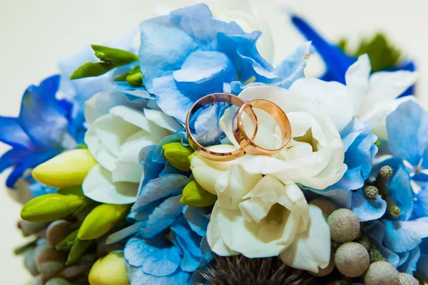 Trouwring Twee Gouden Romantische Ringen Van Bruid Bruidegom Zijn Een — Stockfoto