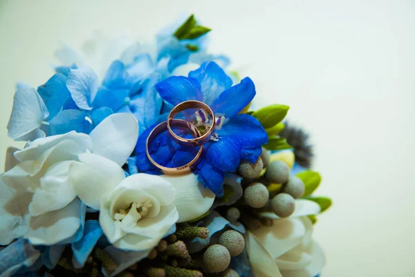 Anel Casamento Dois Anéis Românticos Ouro Noiva Noivo Estão Buquê — Fotografia de Stock
