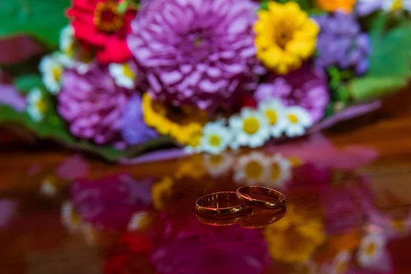 Δαχτυλίδι Γάμου Δύο Χρυσά Δαχτυλίδια Της Νύφης Και Του Γαμπρού — Φωτογραφία Αρχείου