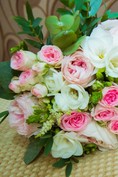 Hermoso ramo de novias de rosas rosadas y flores blancas en el día de la boda —  Fotos de Stock