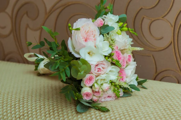 Mooie bruiden boeket van roze rozen en witte bloemen op de huwelijksdag — Stockfoto
