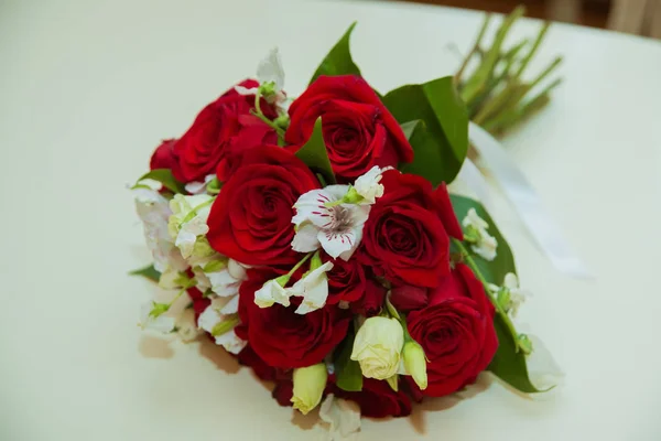 Mooie bruiden boeket van rode rozen en witte bloemen op de huwelijksdag — Stockfoto