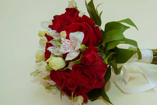 Mooie bruiden boeket van rode rozen en witte bloemen op de huwelijksdag — Stockfoto