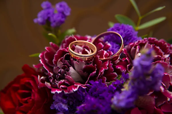 Two Gold Vintage Wedding Rings Diamonds Bride Groom Unusual Bouquet — Stock Photo, Image