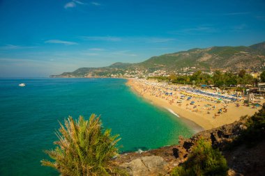 Dağlar ve tepeler Kleopatra plaj beyaz kum ile güzel manzara. Alanya, Antalya bölgesinde, Türkiye, Asya