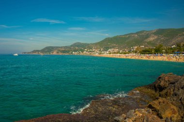 Dağlar ve tepeler Kleopatra plaj beyaz kum ile güzel manzara. Alanya, Antalya bölgesinde, Türkiye, Asya