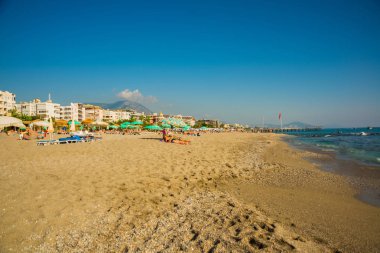 Tropikal plaj yaz tatili için sarı kum ve mavi deniz. Alanya, Antalya bölgesinde, Türkiye, Asya