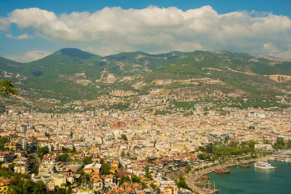 Krásná krajina na město, moře, hory, lodě. Alanya, Antalya district, Turecko, Asie — Stock fotografie
