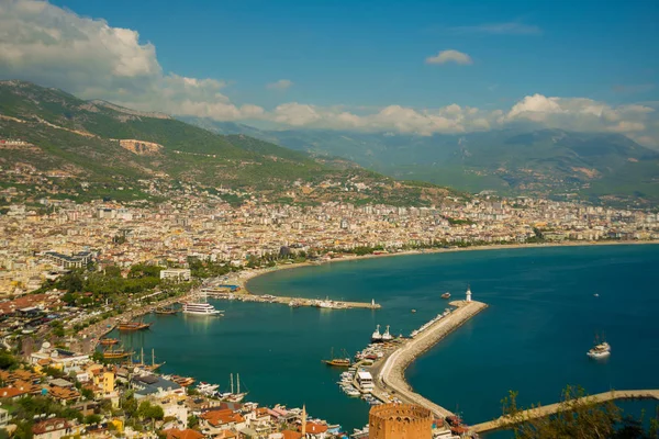 Gyönyörű táj felülnézete a város: a kék tenger, a hegyek, a világítótorony és a port. Alanya, Antalya district, Törökország, Asia — Stock Fotó