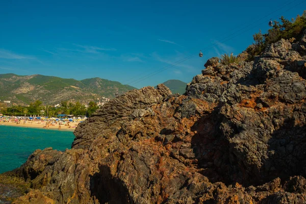 Hermoso paisaje con montañas y rocas en la playa de Cleopatra con arena blanca. Funicular. Alanya, distrito de Antalya, Turquía, Asia — Foto de Stock
