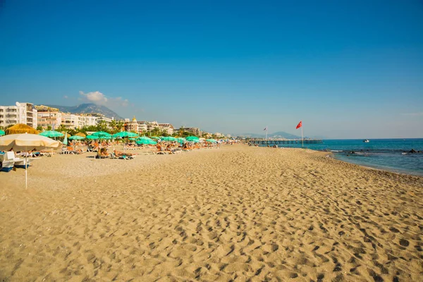 Plage tropicale avec sable jaune et mer bleue pour les vacances d'été. Alanya, district d'Antalya, Turquie, Asie — Photo