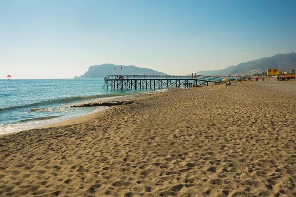 Amarre en la playa con arena amarilla y mar azul para las vacaciones de verano. Alanya, distrito de Antalya, Turquía, Asia — Foto de Stock