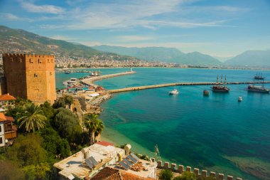 Kızıl Kule kule. Üstten görünüm, Alanya, Antalya bölgesinde, Türkiye, Asya limanda deniz feneri. Ünlü turizm yüksek dağlarla. Antik eski kale parçası. Yaz parlak gün