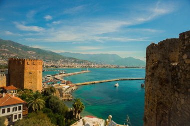 Kızıl Kule kule. Üstten görünüm, Alanya, Antalya bölgesinde, Türkiye, Asya limanda deniz feneri. Ünlü turizm yüksek dağlarla. Antik eski kale parçası. Yaz parlak gün