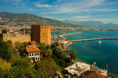 Kızıl Kule kule. Üstten görünüm, Alanya, Antalya bölgesinde, Türkiye, Asya limanda deniz feneri. Ünlü turizm yüksek dağlarla. Antik eski kale parçası. Yaz parlak gün