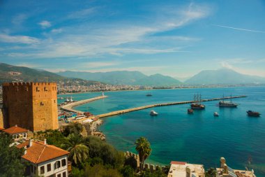 Kızıl Kule kule. Üstten görünüm, Alanya, Antalya bölgesinde, Türkiye, Asya limanda deniz feneri. Ünlü turizm yüksek dağlarla. Antik eski kale parçası. Yaz parlak gün