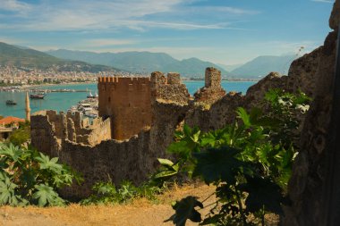 Kızıl Kule kule Alanya Yarımadası'nda, Antalya bölgesinde, Türkiye, Asya. Ünlü turizm yüksek dağlarla. Antik eski kale parçası. Yaz parlak gün