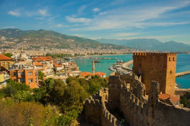 Kızıl Kule kule Alanya Yarımadası'nda, Antalya bölgesinde, Türkiye, Asya. Ünlü turizm yüksek dağlarla. Antik eski kale parçası. Yaz parlak gün