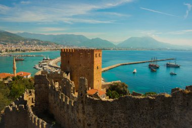 Kızıl Kule kule. Üstten görünüm, Alanya, Antalya bölgesinde, Türkiye, Asya limanda deniz feneri. Ünlü turizm yüksek dağlarla. Antik eski kale parçası. Yaz parlak gün