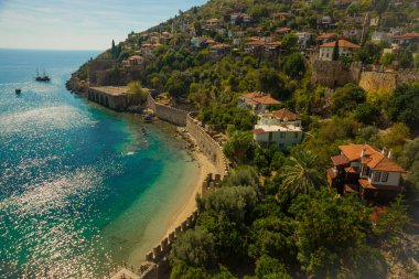 Tersane ve Alanya cephanelik güzel, güneşli bir gün, eski eski kale parçası. Antalya bölgesi, Türkiye, Asya. Yüksek dağları ile ünlü turizm.