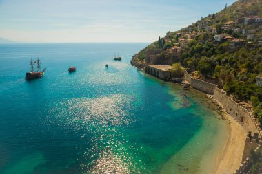 Tersane ve Alanya cephanelik güzel, güneşli bir gün, eski eski kale parçası. Antalya bölgesi, Türkiye, Asya. Yüksek dağları ile ünlü turizm.