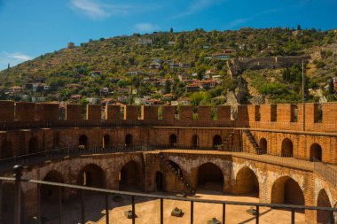 Kızıl Kule kule. Kızıl kule görünüm yuvarlak avlunun içinde taş duvarlar ile. Antalya bölgesi, Türkiye, Asya.