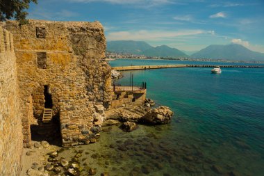 Deniz ve dağ manzarası. Alanya Kalesi surlarının bir görünümle manzara. Alanya Yarımadası, Antalya bölgesinde, Türkiye, Asya.