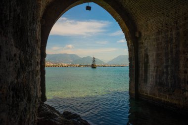 Tersane Tersane, Alanya tarihi tersane. Binanın iç kemerli. Alanya Yarımadası, Antalya bölgesinde, Türkiye, Asya