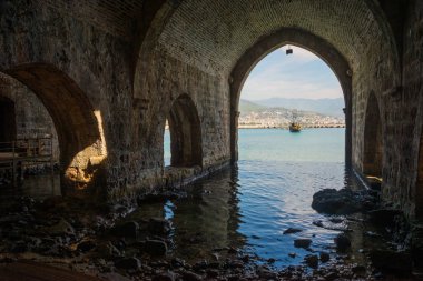 Tersane Tersane, Alanya tarihi tersane. Binanın iç kemerli. Alanya Yarımadası, Antalya bölgesinde, Türkiye, Asya