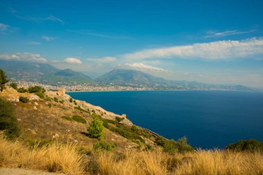 Alanya Kalesi en iyi manzara mavi deniz, sur duvarları ve şehir. Alanya Yarımadası, Antalya bölgesinde, Türkiye, Asya