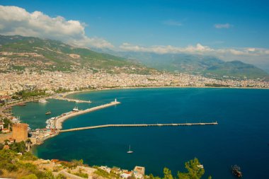 «Ana sayfa» şehir görüntüsü: mavi deniz, dağlar, deniz feneri, duvarlar ve bağlantı noktası. Alanya Yarımadası, Antalya bölgesinde, Türkiye, Asya