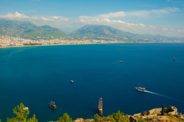 Güzel manzara yukarıdan şehir: mavi deniz, dağlar ve gemi. Alanya Yarımadası, Antalya bölgesinde, Türkiye, Asya