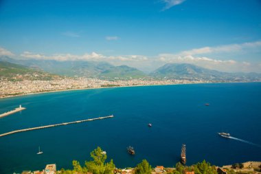 «Ana sayfa» şehir görüntüsü: mavi deniz, dağlar, gemi ve liman Alanya Yarımadası, Antalya bölgesinde, Türkiye, Asya