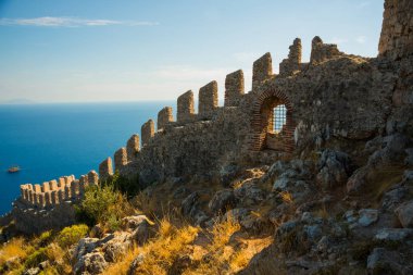 Alanya Kalesi Antalya bölgesi, Türkiye, Asya güzel deniz manzara. Ünlü turizm yüksek dağlarla. Yaz parlak gün ve deniz kıyısında