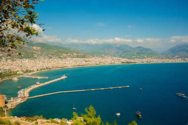 Güzel manzara yukarıdan şehir: mavi deniz, dağlar, deniz feneri, duvarlar ve bağlantı noktası. Alanya Yarımadası, Antalya bölgesinde, Türkiye, Asya