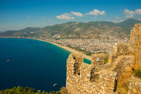 Şaşırtıcı Kleopatra plajları görünümünden Alanya Kalesi, Antalya, Türkiye. Antalya bölgesi, Türkiye, Asya. Yaz parlak gün
