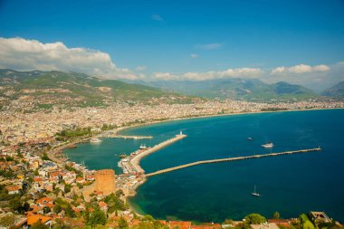 Güzel manzara yukarıdan şehir: mavi deniz, dağlar, deniz feneri, duvarlar ve bağlantı noktası. Alanya Yarımadası, Antalya bölgesinde, Türkiye, Asya