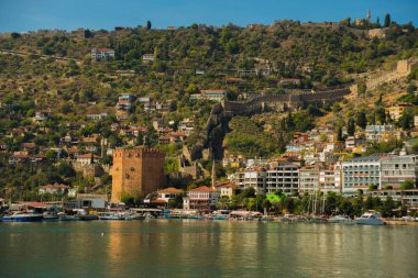 Alanya Yarımadası, Antalya bölgesinde, Türkiye, Asya. Şehir Manzaralı manzara: kale, kırmızı kule, gemi ve deniz. Kızıl Kule kule.