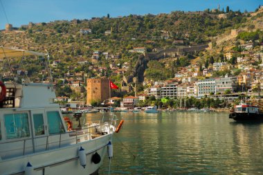 Alanya Yarımadası, Antalya bölgesinde, Türkiye, Asya. Şehir Manzaralı manzara: kale, kırmızı kule, gemi ve deniz. Kızıl Kule kule.