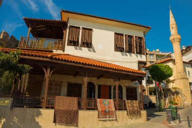 Halı ve Minare Camii ile geleneksel Türk evi. Alanya Yarımadası, Antalya bölgesinde, Türkiye'nin Asya