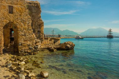 Taş kale yapıları ve eski kale duvarlarını. Deniz ve gemi ile manzara. Alanya, Antalya Türkiye Asya bölge