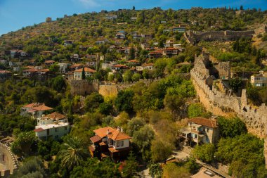 Duvarları eski kale, şehir, dağlar ve deniz manzarası. Alanya Yarımadası, Antalya bölgesinde, Türkiye, Asya