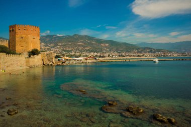 Kızıl Kule kule. Şehir ve dağ manzaralı, kırmızı kule ve turkuaz deniz güzel manzara. Alanya, Antalya Türkiye Asya bölge